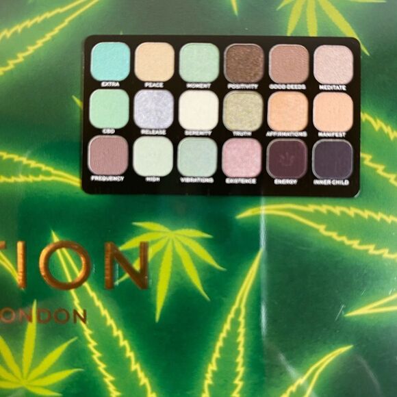 NIB Revolution Forever Flawless Chilled Vibes 18 Shade Eyeshadow Pallet - Picture 3 of 8